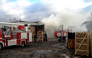 Pożar tartaku w Gietrzwałdzie. Z ogniem walczyło kilkudziesięciu strażaków